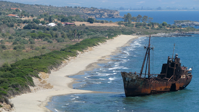 Illustration for article titled 30 Beautifully Haunting Shipwrecks From Around the World